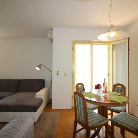 - City Centre Apartment *