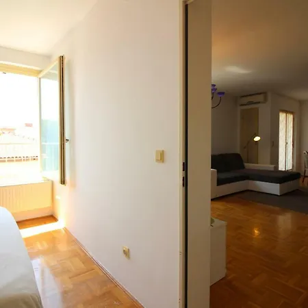 - City Centre Apartment *